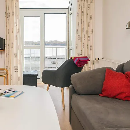 6 Person On A In Apartamento
