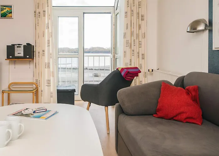6 Person On A In Apartamento